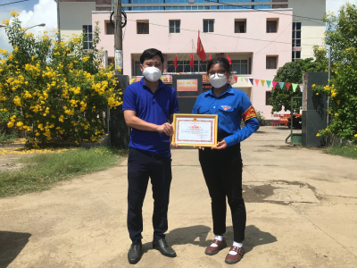 Thành Đoàn Tuy Hòa khen thưởng đột xuất các cá nhân có thành tích xuất sắc trong công tác phòng, chống dịch Covid-19