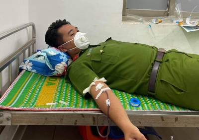 Đoàn viên Công an thành phố Tuy Hòa tham gia hiến máu đột xuất để cấp cứu cho bệnh nhân trong đêm khuya