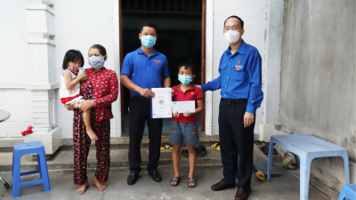 Hội đồng Đội tỉnh nhận "đỡ đầu" một em học sinh có người thân mất do dịch Covid-19