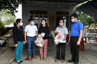 Trao 300 suất quà cho người dân thôn Thạnh Hội bị thiệt hại nặng nề do lũ lụt vừa gây ra