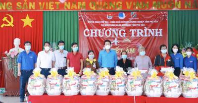 Trao quà tết cho người dân bị ảnh hưởng bởi dịch COVID-19