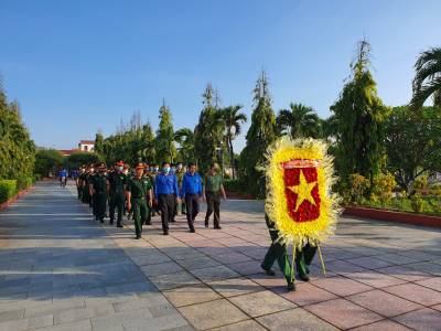Tuổi trẻ Phú Yên dâng hương và tu tảo Nghĩa trang Liệt sĩ tỉnh nhân dịp kỷ niệm 47 năm Ngày giải phóng miền Nam thống nhất đất nước