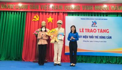 Trao tặng Huy hiệu Tuổi trẻ dũng cảm cho Trung úy cứu sống 4 người