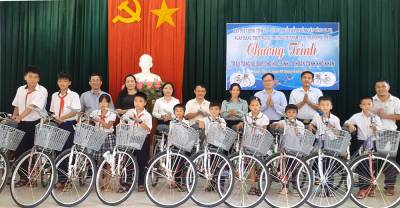 Đưa xe đạp yêu thương đến với học trò nghèo