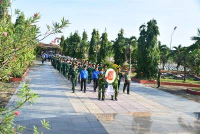 Tuổi trẻ Phú Yên dâng hương và tu tảo Nghĩa trang Liệt sĩ tỉnh nhân dịp kỷ niệm 75 năm Ngày Thương binh - Liệt sĩ 27/7