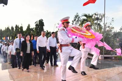 Long trọng tổ chức Lễ dâng hương, thắp nến tri ân các Anh hùng Liệt sĩ nhân kỷ niệm 75 năm Ngày Thương binh - Liệt sĩ (27/7/1947 - 27/7/2022)