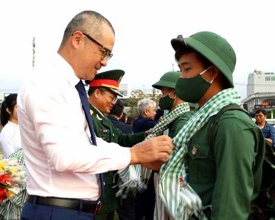 2.105 thanh niên hăng hái lên đường nhập ngũ
