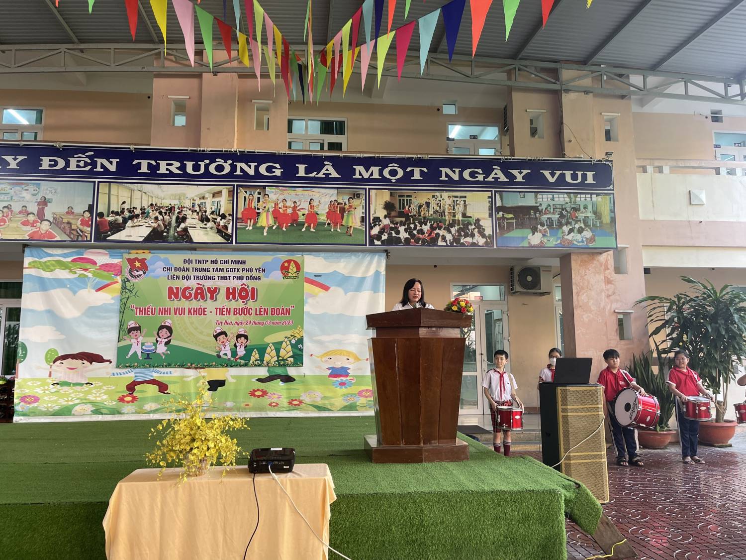 Chi đoàn Trung tâm GDTX Phú Yên phối hợp với Liên chi đội Trường Tiểu học Bán trú Phù Đổng Tổ chức ngày hội ‘Thiếu nhi vui khỏe - Tiến bước lên đoàn’