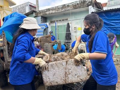 Huy động sức trẻ giúp dân sau lũ