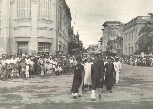 dong dao dong bao trong do co tang lop thuong nhan tham du buoi dau gia tranh cua chu tich ho chi minh trong tuan le vang 9 1945