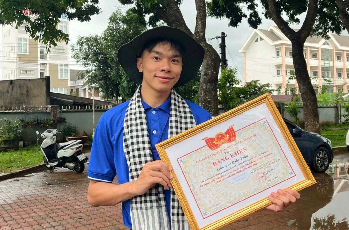 Chàng sinh viên mang nhiều bằng khen về cho mẹ